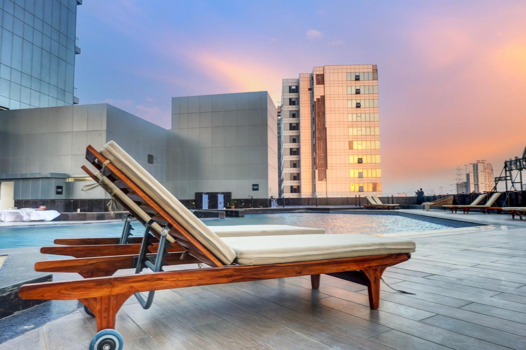 Sunday Hotels And Residences グルガウン エクステリア 写真