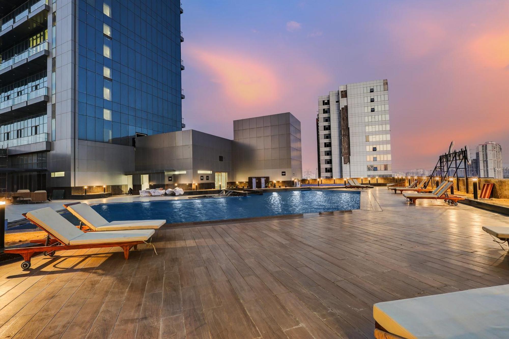 Sunday Hotels And Residences グルガウン エクステリア 写真
